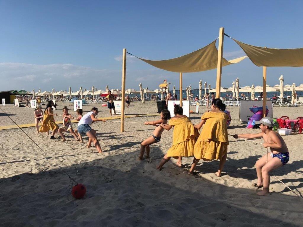 Vara aceasta, copiii se joacă și se răcoresc la Radio Plaja Itsy Bitsy