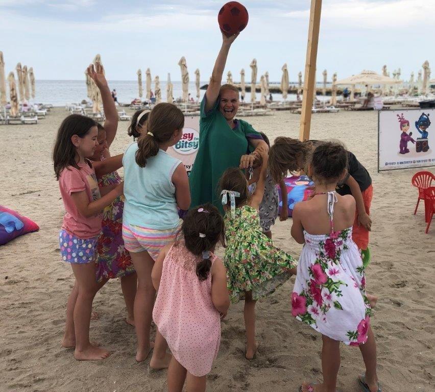 Vara aceasta, copiii se joacă și se răcoresc la Radio Plaja Itsy Bitsy